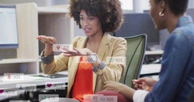 Masadaki kadın çalışana stratejiyi açıklayan çeşitli kadınlar hakkında bilgilendirme çubuklarının canlandırılması. Dijital bileşik, çoklu pozlama, iş, planlama, takım çalışması ve sosyal medya anımsatma kavramı.