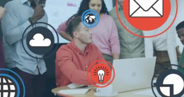 Muhtelif iş arkadaşlarının ofiste raporları tartışması üzerine daireler çizerek ikon animasyonu. Dijital bileşik, çoklu pozlama, fikir, küreselleşme, planlama, takım çalışması ve teknoloji kavramı.