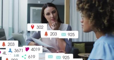 Çeşitli kadın iş arkadaşlarının ofiste raporları tartışması üzerine çoklu uyarı çubuklarının canlandırılması. Dijital bileşim, teknoloji, iş, planlama, takım çalışması, sosyal medya anımsatma kavramı.