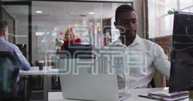 Bilgisayarla çalışırken Afro-Amerikan bir adamın cep telefonuyla konuşması üzerine büyük veri metninin animasyonu. Dijital bileşik, çoklu pozlama, iş, veri seti, ofis ve teknoloji konsepti.