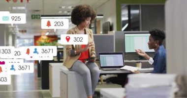 Muhtelif kadın iş arkadaşlarının ofiste raporları tartışması üzerine bilgilendirme barlarının canlandırılması. Dijital bileşik, çoklu pozlama, takım çalışması, sosyal medya anımsatıcı ve teknoloji kavramı.