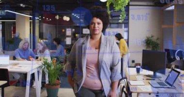 Çoklu grafik ve değişen numaraların animasyonu, ofiste duran melez kadın. Dijital bileşik, çoklu pozlama, rapor, büyüme, rakamlar, soyut ve iş konsepti.