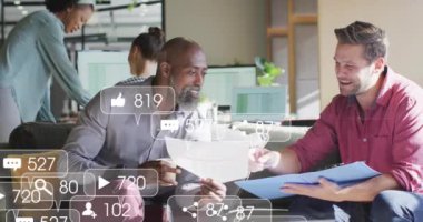 Çeşitli iş arkadaşlarının ofiste raporları tartışması üzerine çoklu bilgilendirme çubuklarının canlandırılması. Dijital bileşik, çoklu pozlama, iş, takım çalışması, planlama ve sosyal medya anımsatma kavramı.