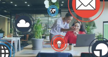 Dizüstü bilgisayarla ilgili raporları tartışan çeşitli kadın çalışanlar üzerinde daireler çizerek simge oluşturulması. Dijital bileşik, çoklu pozlama, fikir, küreselleşme, planlama, takım çalışması, teknoloji kavramı.