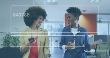 Grafik animasyonu, değişen numaralar, ofiste yürürken tartışan çeşitli kadın iş arkadaşları. Dijital bileşik, çoklu pozlama, rapor, iş, içecek, takım çalışması ve teknoloji kavramı.