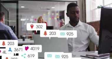 Tebligat barlarının animasyonu, dizüstü bilgisayarla çalışırken cep telefonuyla konuşan Afro-Amerikan bir adam. Dijital bileşim, çoklu pozlama, iş, sosyal medya anımsatıcı ve teknoloji kavramı.