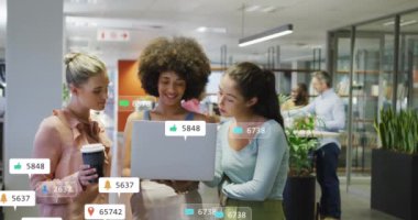 Dizüstü bilgisayarda ayakta duran ve raporları tartışan çeşitli iş arkadaşları hakkında bilgilendirme çubuklarının canlandırılması.