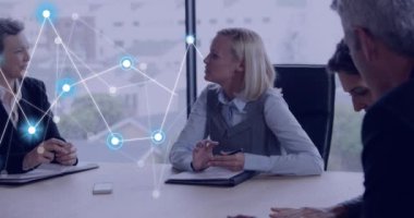Ofiste tartışan çeşitli iş adamlarına karşı parlayan bağlantı ağının animasyonu. Küresel ağ ve iş teknolojisi kavramı