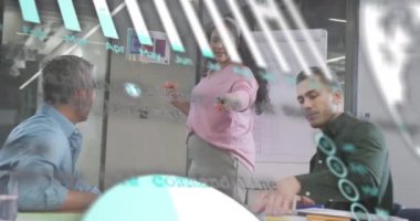 Grafiklerin, kürelerin, bilgisayar dilinin animasyonu çeşitli iş arkadaşlarının ürün tasarımı üzerine tartışması. Dijital bileşik, çoklu pozlama, iş, küreselleşme, takım çalışması, kodlama ve teknoloji konsepti.