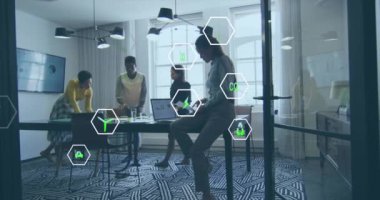 Dizüstü bilgisayardaki raporları tartışan çeşitli kadın çalışanlar üzerinde birden fazla simgenin canlandırılması. Dijital bileşik, çoklu maruz kalma, tehlikeli, geri dönüşüm, iş, takım çalışması ve teknoloji konsepti.