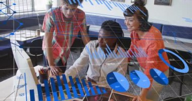 Bilgisayarda raporları tartışan çeşitli iş arkadaşları üzerinde değişen numaralarla grafiklerin animasyonu. Dijital bileşik, çoklu pozlama, iş, büyüme, planlama, takım çalışması ve teknoloji kavramı.