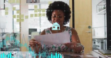 Grafiklerin animasyonu, değişen numaralar, ikonlar, Afrikalı Amerikalı bir kadının görüntülü aramada fotoğraf göstermesi. Dijital bileşik, çoklu pozlama, rapor, iş, fikir, büyüme, tıbbi ve teknoloji.