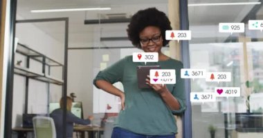 Afro-Amerikan kadının dijital tabletten video izlemesi üzerine tebligat barlarının canlandırılması. Dijital bileşim, çoklu pozlama, iş, sosyal medya anımsatıcı, ofis ve teknoloji.