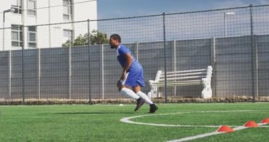 Sosyal medya ikonlarının spor sahasında atış talimi yapan çift ırklı erkek futbolcu üzerine animasyonu. Sosyal medya ağı ve spor fitness kavramı