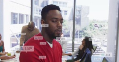 Afro-Amerikan bir adamın kameraya bakması üzerine çoklu uyarı çubukları. Dijital bileşim, çoklu pozlama, iş, sosyal medya anımsatıcı ve teknoloji kavramı.