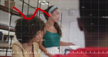 Değişen numaralarla grafiğin animasyonu. Çeşitli kadınlar ofisteki iş arkadaşlarıyla fikir paylaşıyor. Dijital bileşik, çoklu pozlama, rapor, iş, büyüme, planlama ve takım çalışması kavramı.