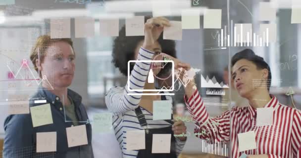 Анимация Графиков Икон Разнообразные Женщины Коллеги Обсуждают Стратегию Липких Нотах — стоковое видео
