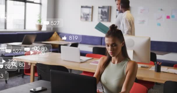 Muhtelif Arkadaşlarının Ofiste Yürürken Tartıştıkları Birden Fazla Uyarı Çubuğunun Canlandırılması — Stok video