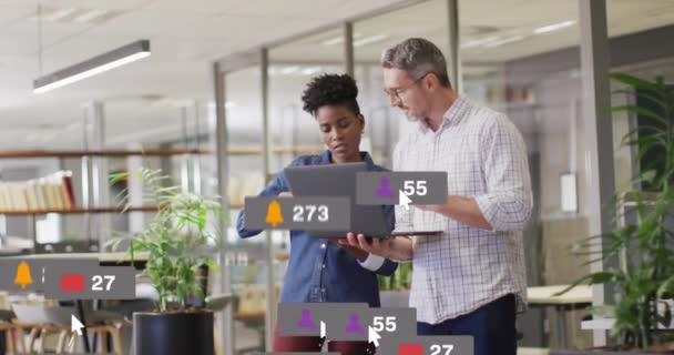 노트북에 보고서를 동료에 막대의 애니메이션 디지털 비즈니스 팀워크 미디어 — 비디오