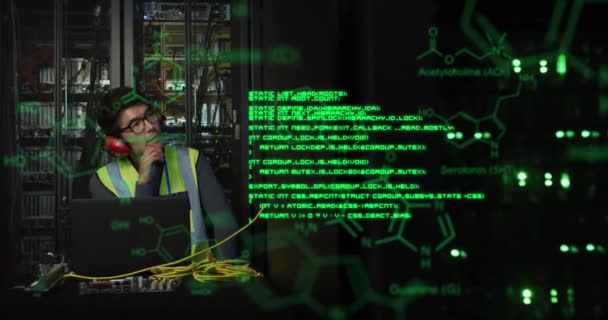 サーバー室でラップトップを使用して思慮深いアジアの男性エンジニアに対する化学構造のアニメーション 研究科学 ビジネスデータストレージ技術コンセプト — ストック動画