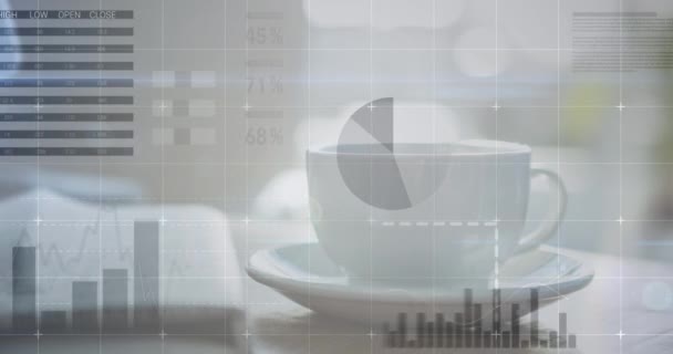 Animation Statistisk Databehandling Mod Nærbillede Kaffekop Tablet Computergrænseflade Forretningsteknologi Koncept – Stock-video