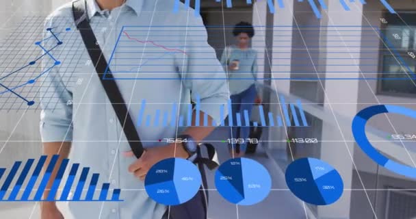 複数のグラフのアニメーション 数字の変更 オフィスの廊下を歩くバッグ付きの人物 デジタル複合 複数の露出 レポート ビジネスコンセプト — ストック動画