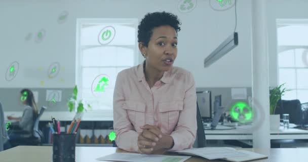 Çift Irklı Kadınların Video Konuşmalarında Sallamalarında Birden Fazla Ikonun Canlandırılması — Stok video