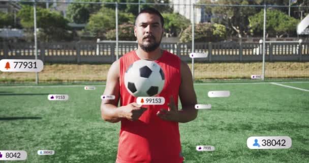 Animación Iconos Redes Sociales Sobre Jugador Fútbol Birracial Masculino Con — Vídeo de stock