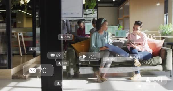 Animatie Van Meldingsbalken Diverse Vrouwelijke Collega Die Rapporten Digitale Tablets — Stockvideo