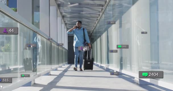 通報バーのアニメーション アフリカ系アメリカ人男性がトロリーバッグを持ち歩き 電話で話す デジタル複合 複数の露出 ビジネス ソーシャルメディアリマインダー テクノロジーコンセプト — ストック動画