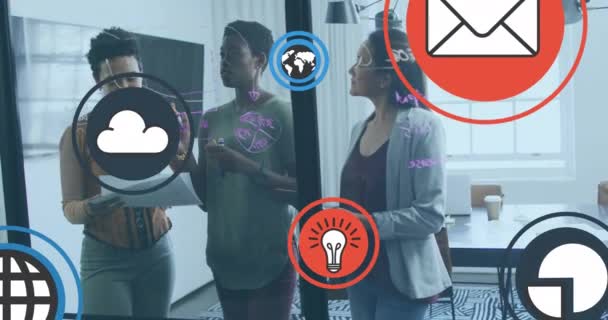 Animation Icône Cercles Diverses Collègues Féminines Discutant Stratégie Sur Mur — Video