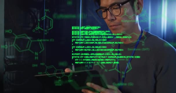 コンピュータサーバー室でメモを取るアジアの男性エンジニアに対する化学構造のアニメーション 研究科学 ビジネスデータストレージ技術コンセプト — ストック動画
