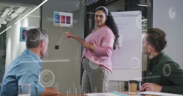 Animation Von Diagrammen Ladebalken Und Kreisen Diverse Frauen Erklären Mitarbeitern — Stockvideo