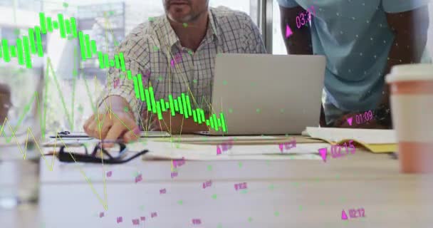 複数のグラフのアニメーション オフィスのレポートを議論する多様な同僚の上に数字を変更 デジタル複合 複数の露出 ビジネス チームワーク テクノロジーコンセプト — ストック動画