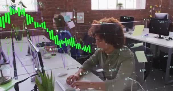 Анимация Нескольких Графов Изменяющимися Числами Над Человеком Работающим Компьютере Офисе — стоковое видео