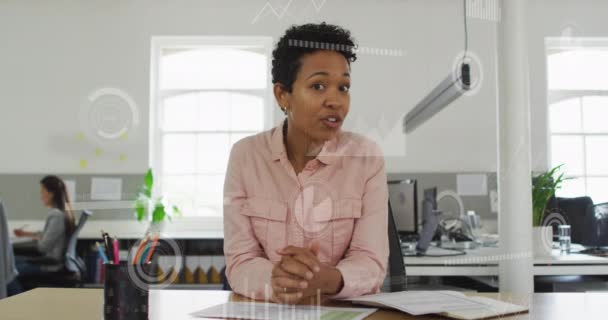 Animación Gráficos Barras Carga Círculos Mujer Birracial Discutiendo Saludando Adiós — Vídeos de Stock