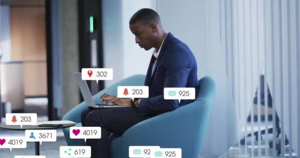 オフィスのラップトップで働くアフリカ系アメリカ人男性に対する通知バーのアニメーション デジタル複合 複数の露出 ビジネス ソーシャルメディアリマインダー テクノロジーコンセプト — ストック動画