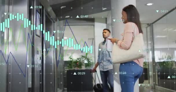 変化する数字を持つグラフのアニメーション オフィスのエレベーターを待っている多様な同僚 デジタル複合 複数の露出 レポート ビジネス テクノロジーのコンセプト — ストック動画