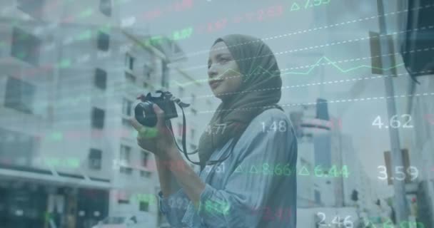 Animación Del Procesamiento Datos Sobre Mujer Hijab Haciendo Clic Las — Vídeo de stock