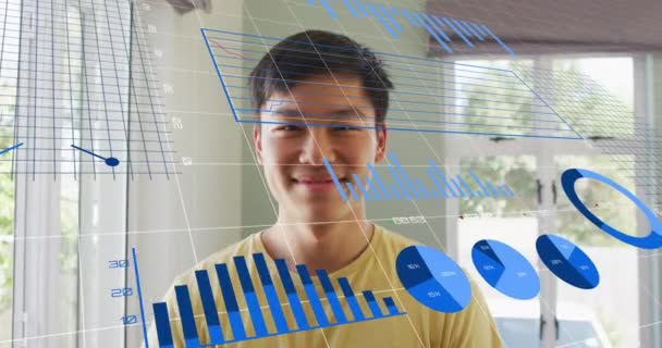 Gülümseyen Asyalı Adamın Yakın Planında Birden Fazla Grafik Değişen Numaraların — Stok video