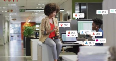 Muhtelif kadın iş arkadaşlarının ofis masasında tartıştıkları bildiri çubuklarının animasyonu. Dijital bileşik, çoklu pozlama, iş, planlama, takım çalışması, sosyal medya anımsatıcı ve teknoloji.