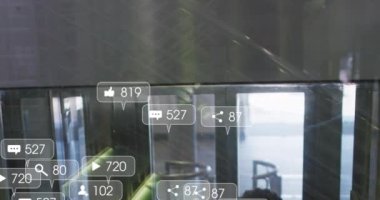 Asansörde tartışan çeşitli iş arkadaşlarının çoklu uyarı çubuklarının canlandırılması. Dijital bileşik, çoklu pozlama, iş, takım çalışması, sosyal medya anımsatıcı ve teknoloji kavramı.