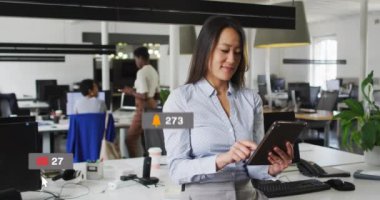 Ofisteki dijital tablette kayan gülümseyen Asyalı kadının bildiri çubuklarının canlandırılması. Dijital bileşim, çoklu pozlama, iş, sosyal medya anımsatıcı ve teknoloji kavramı.