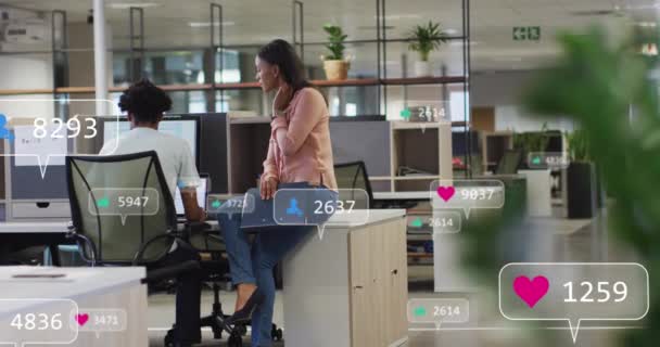 オフィスのデスクで議論する多様な同僚に対する通知バーのアニメーション デジタル複合 複数の露出 ビジネス チームワーク プランニング ソーシャルメディアリマインダー テクノロジー — ストック動画