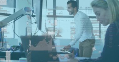 Orta Doğulu bir adamın iş arkadaşına beşlik çakması üzerine istatistiksel veri işleme animasyonu. Bilgisayar arayüzü ve iş veri teknolojisi kavramı