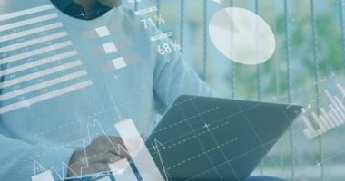 Açık havada dizüstü bilgisayar kullanan melez bir adama karşı istatistiksel veri işleme animasyonu. Bilgisayar arayüzü ve iş veri teknolojisi kavramı