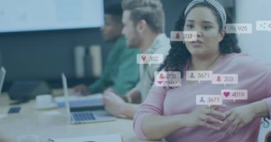 Ofisteki meslektaşıyla konuşan melez kadınlara karşı sosyal medya simgelerinin canlandırılması. Sosyal medya ağı ve iş teknolojisi kavramı