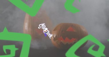 Korkunç oyulmuş balkabakları üzerindeki duman efektine karşı mutlu Cadılar Bayramı yazılı afişi. Cadılar Bayramı ve kutlama konsepti