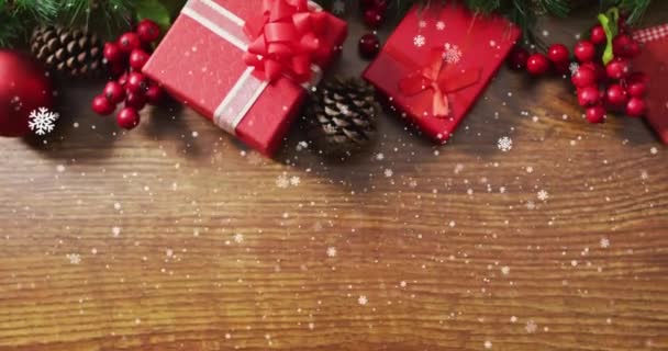 Animação Neve Caindo Sobre Texto Natal Alegre Contra Presentes Decorações — Vídeo de Stock