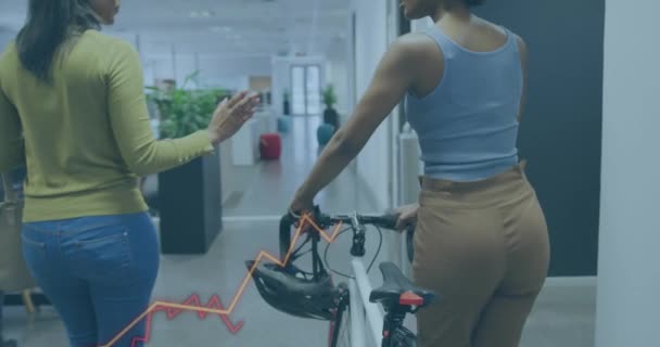 オフィスで議論する自転車を持つ2人の多様な女性に対するソーシャルメディアアイコンのアニメーション ソーシャルメディアネットワーキングとビジネス技術コンセプト — ストック動画